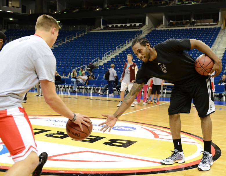 Allenamento speciale per i San Antonio Spurs a Berlino. La squadra ha preso parte all&#39;iniziativa benefica giocando con i ragazzi di Special Olympics. Ecco in azione Khawi Leonard. Getty